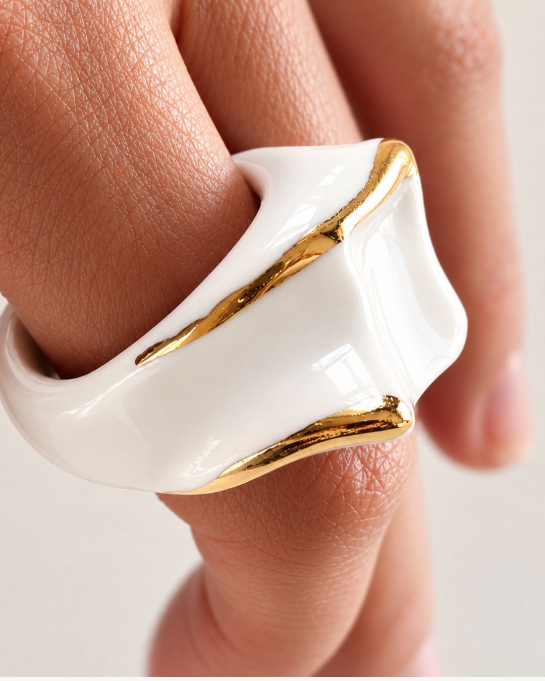 ILLUMINA – ANELLO IN PORCELLANA BIANCA CON DETTAGLI IN ORO