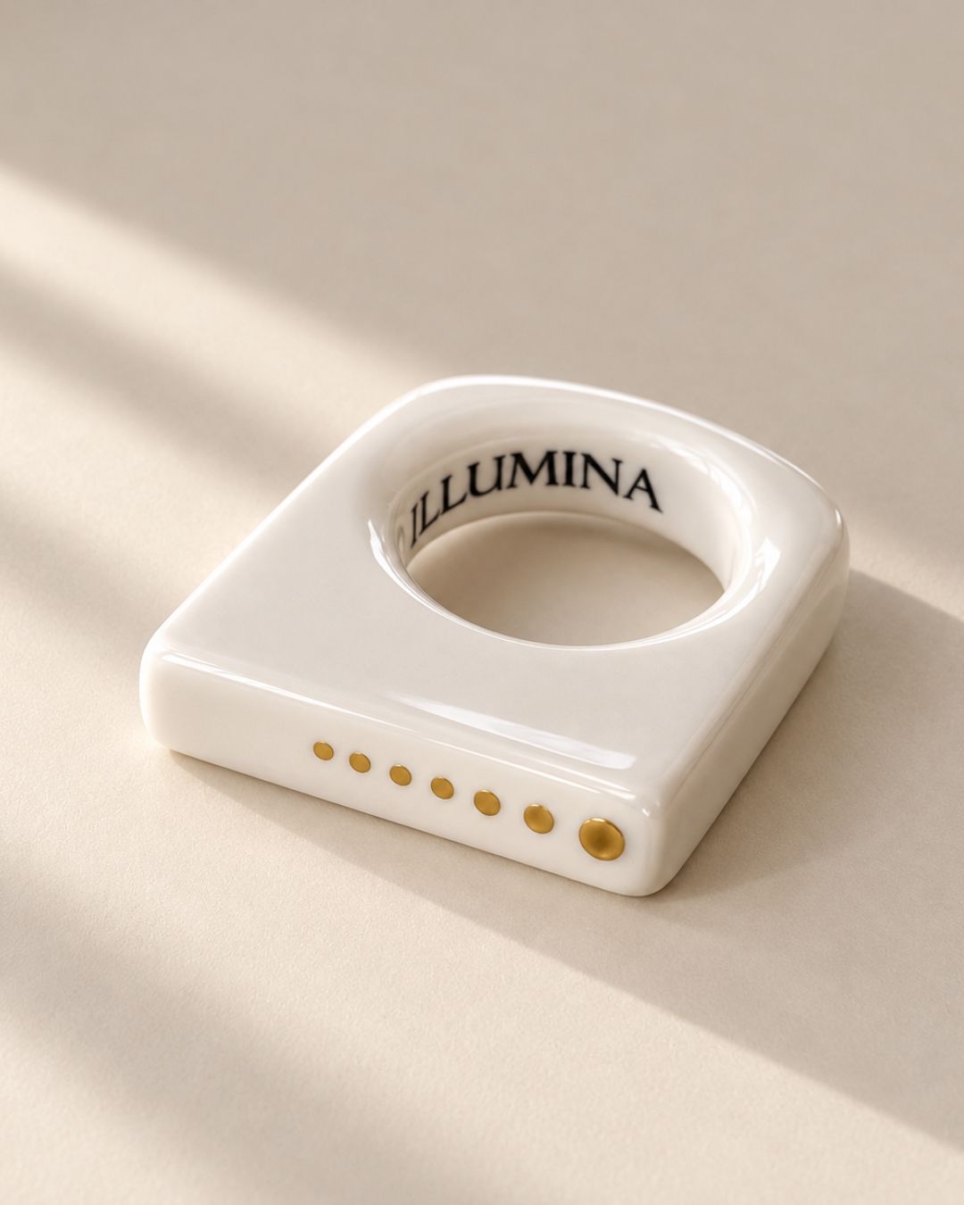 ILLUMINA – ANELLO IN PORCELLANA BIANCA CON INSERTI IN VERO ORO