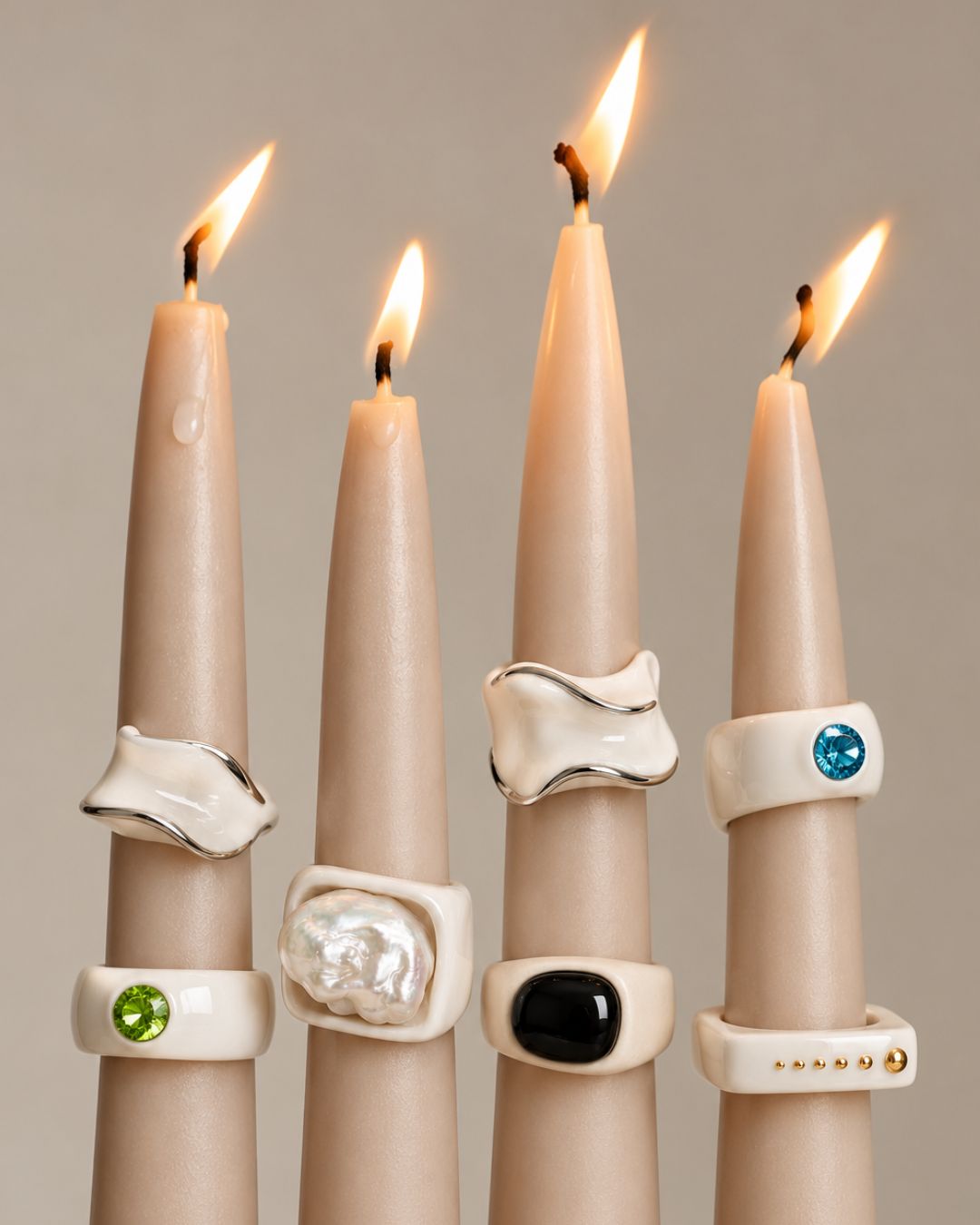 ILLUMINA – ANELLO IN PORCELLANA BIANCA CON INSERTI IN VERO ORO