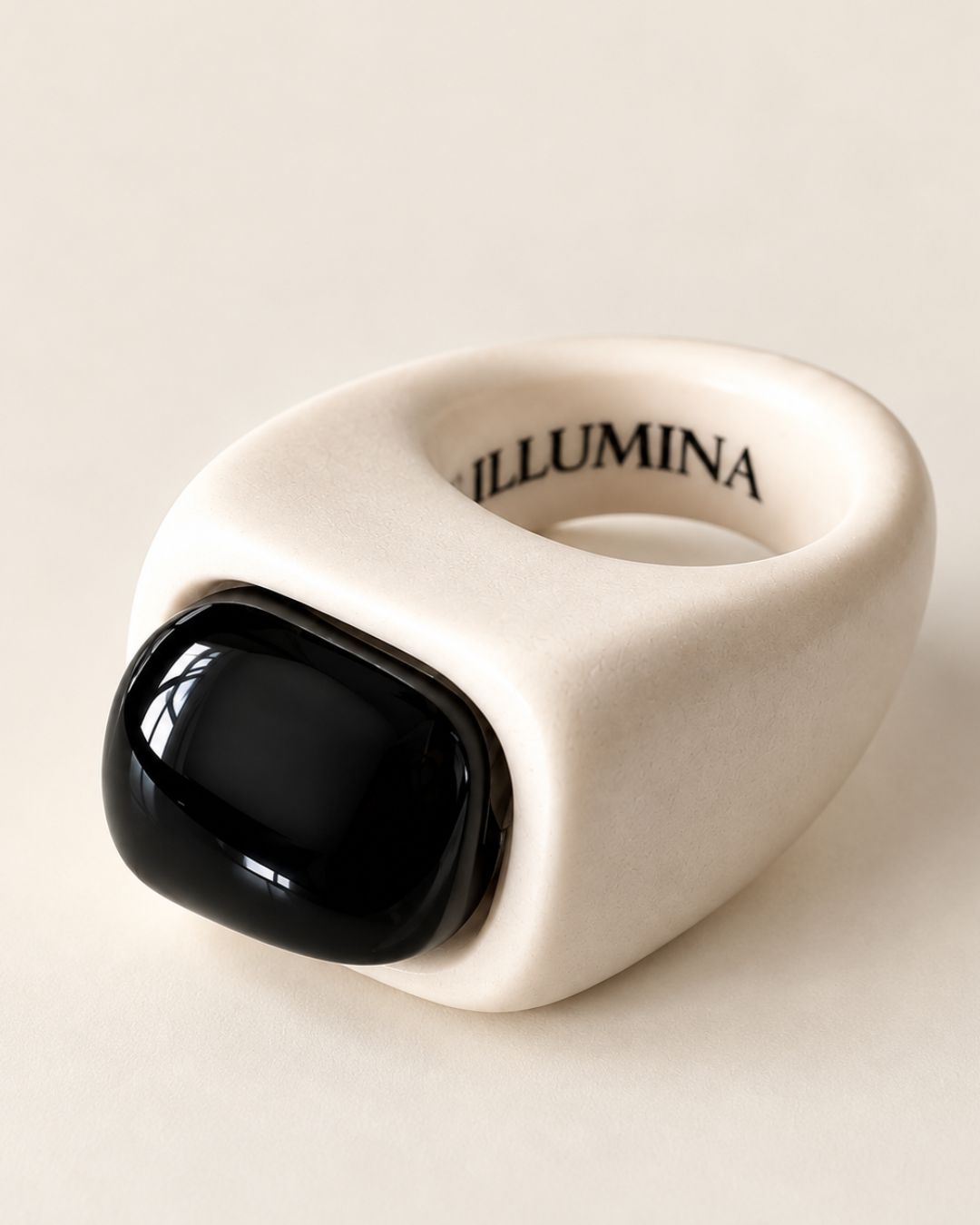 ILLUMINA – ANELLO IN PORCELLANA BIANCA CON TORMALINA NERA