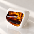 ILLUMINA – ANELLO IN PORCELLANA BIANCA CON AMBRA