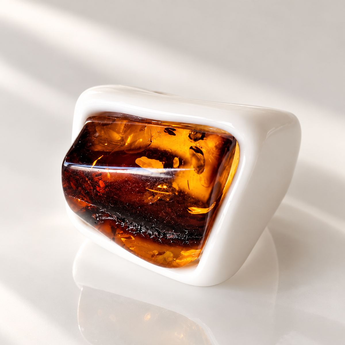 ILLUMINA – ANELLO IN PORCELLANA BIANCA CON AMBRA