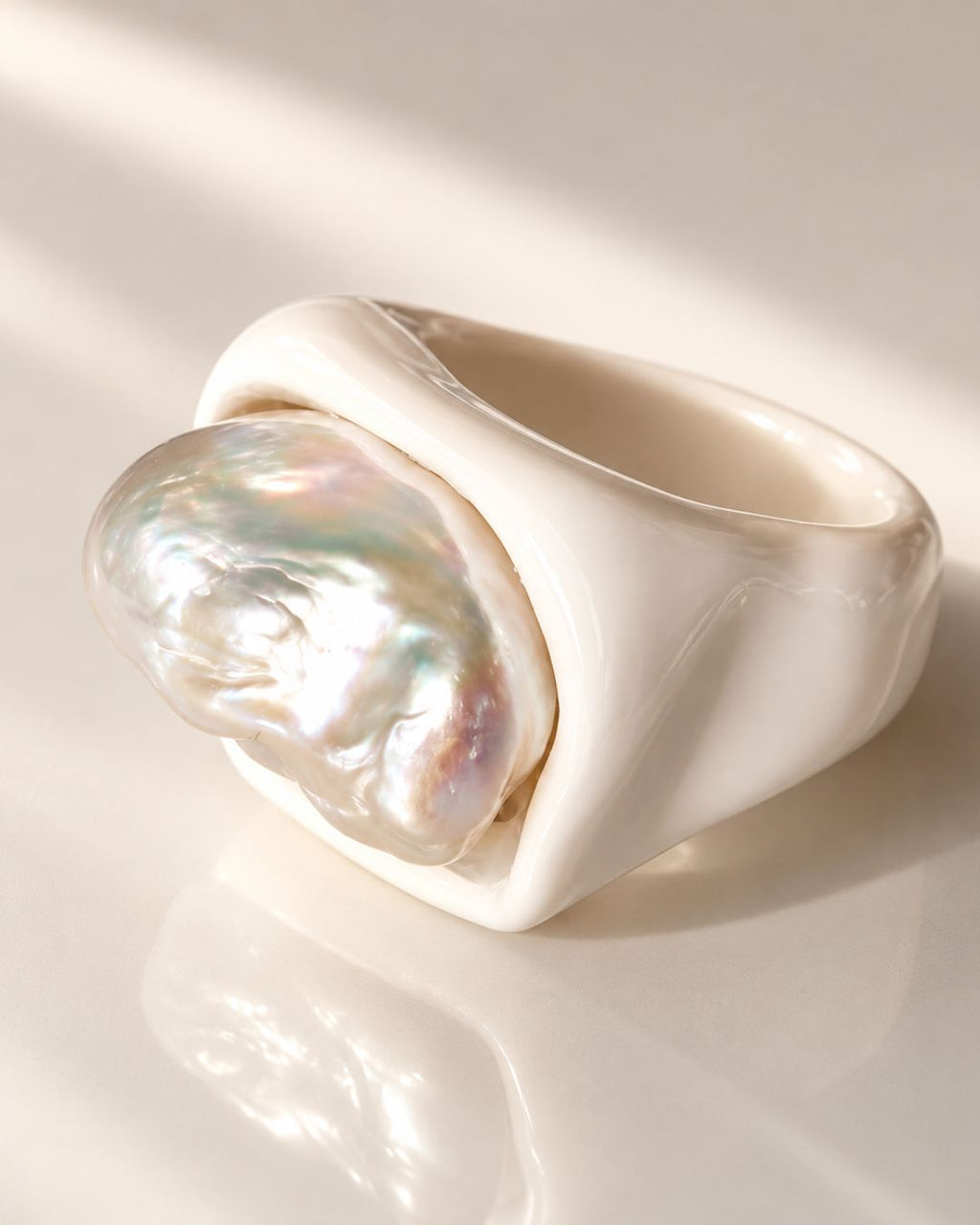 ILLUMINA – ANELLO IN PORCELLANA BIANCA CON PERLA