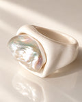 ILLUMINA – ANELLO IN PORCELLANA BIANCA CON PERLA