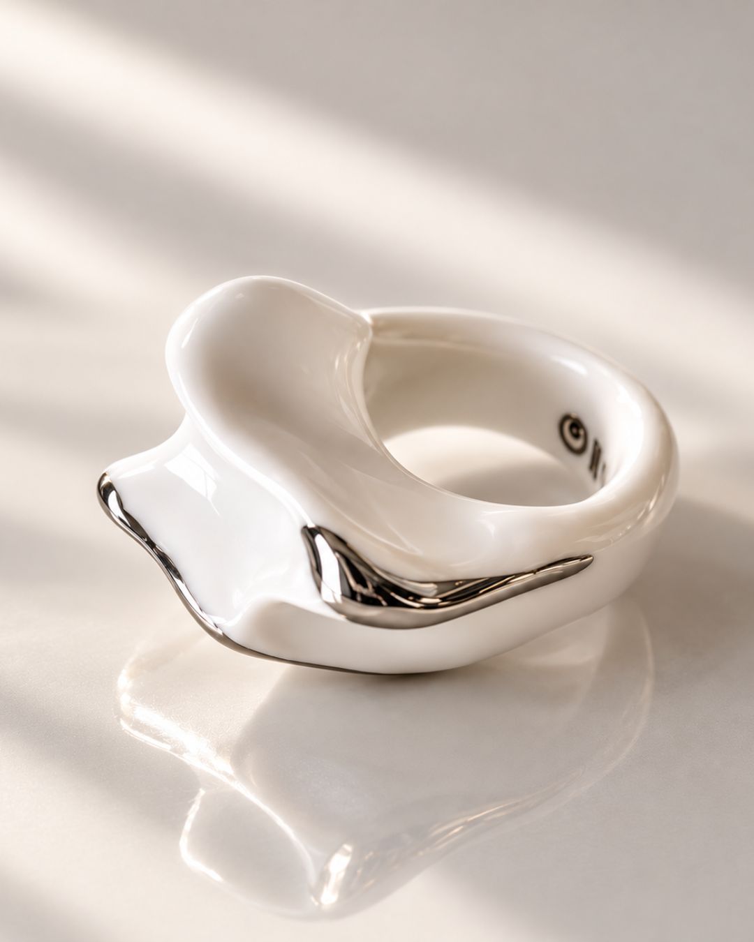 ILLUMINA – ANELLO IN PORCELLANA BIANCA CON INSERTI IN PLATINO