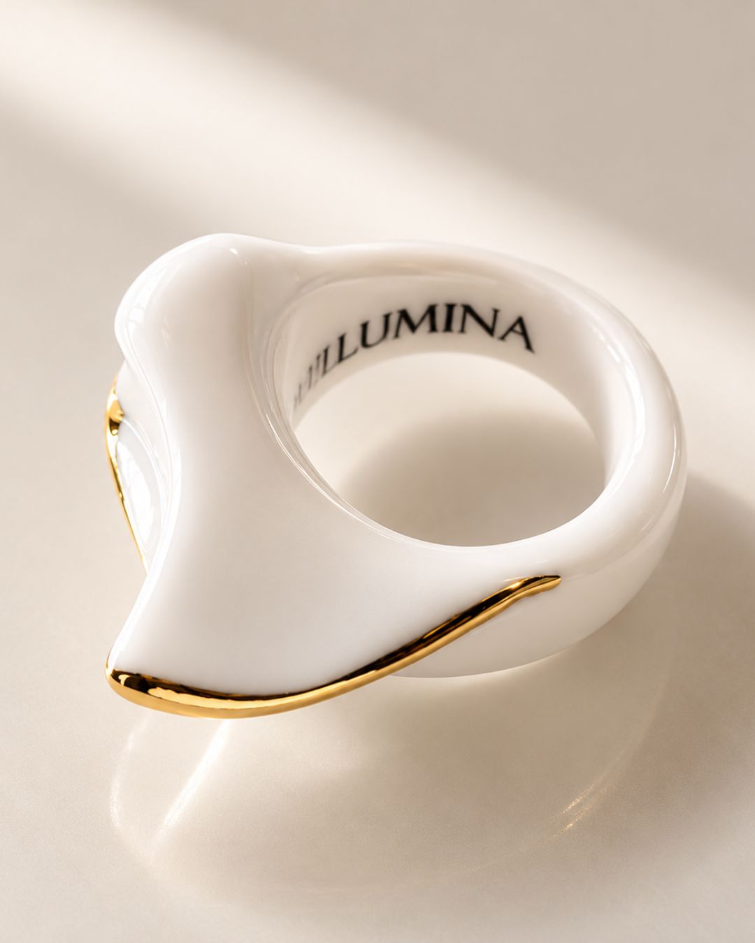 ILLUMINA – ANELLO IN PORCELLANA BIANCA CON DETTAGLI IN ORO