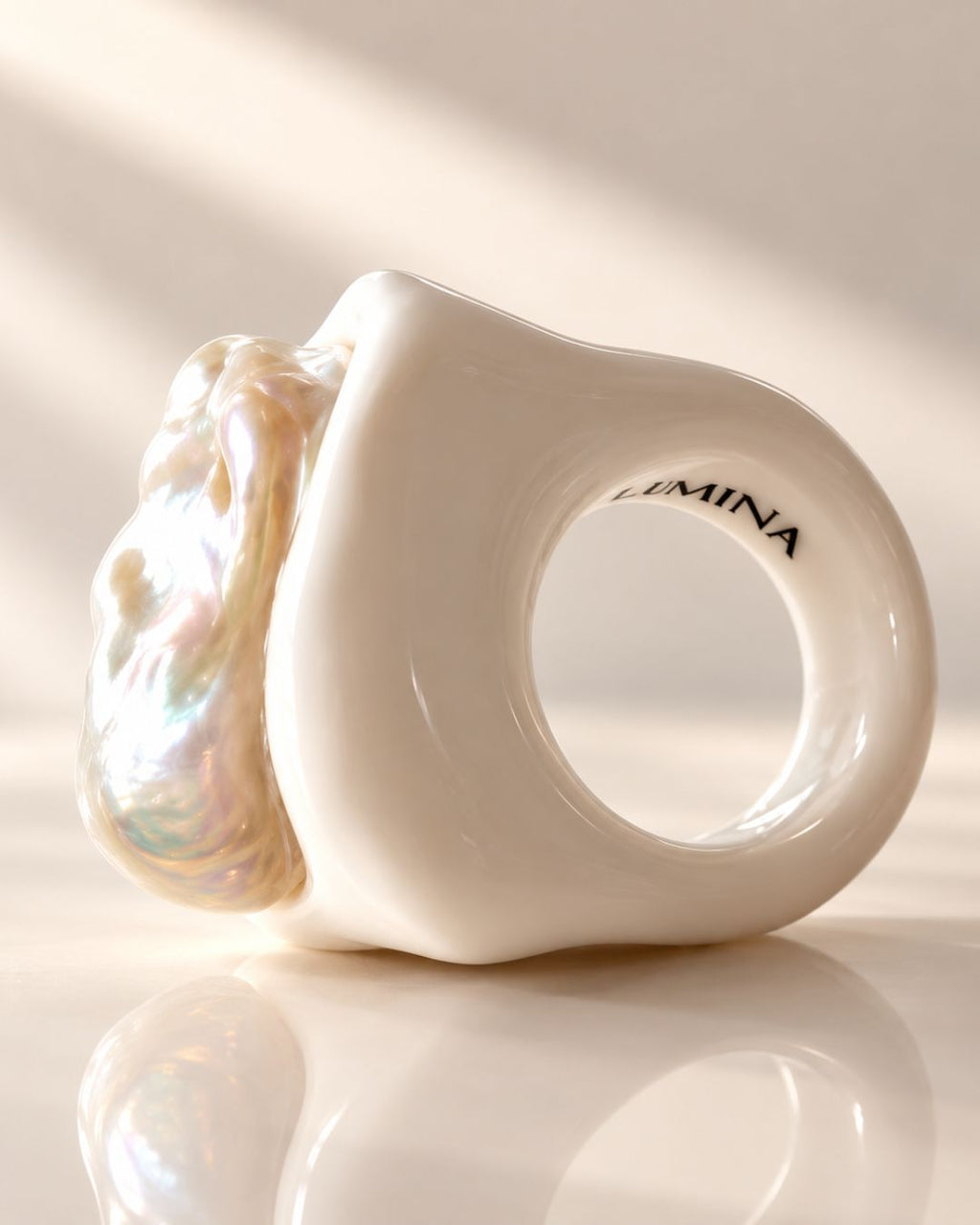ILLUMINA – ANELLO IN PORCELLANA BIANCA CON PERLA