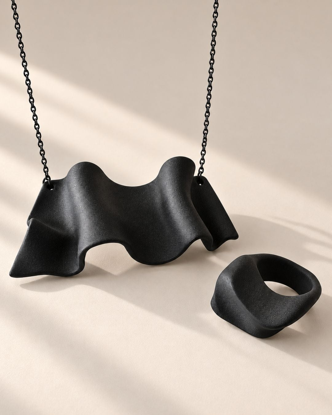 ILLUMINA – COLLANA E ANELLO IN PORCELLANA NERA SATINATA