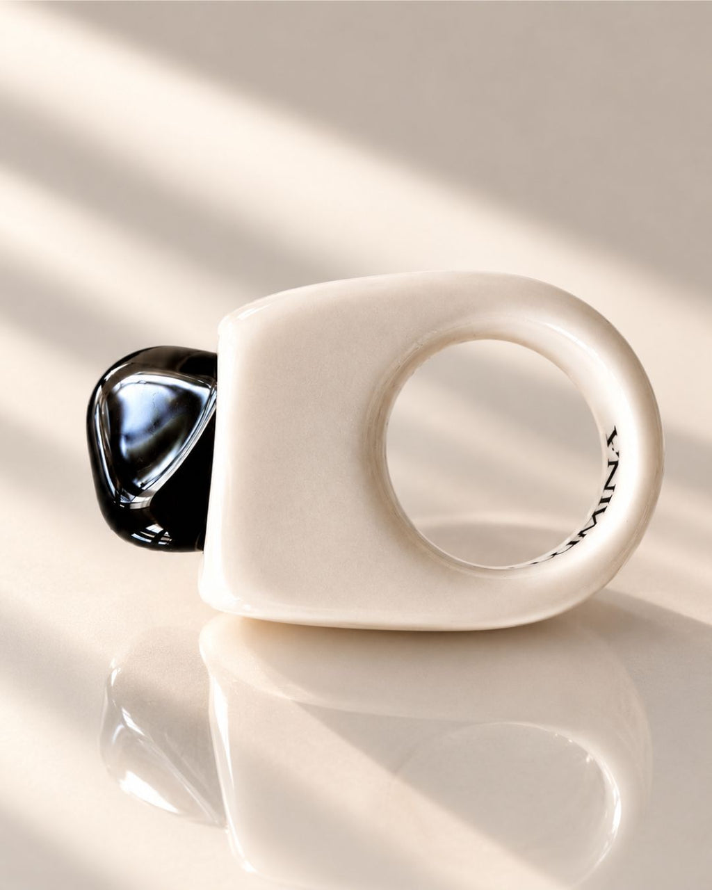 ILLUMINA – ANELLO IN PORCELLANA BIANCA CON TORMALINA NERA