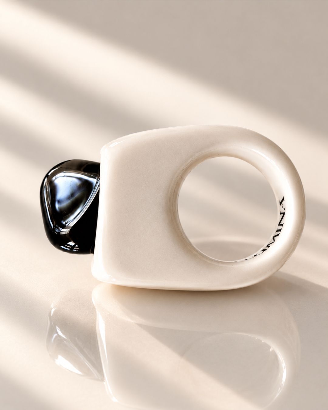 ILLUMINA – ANELLO IN PORCELLANA BIANCA CON TORMALINA NERA