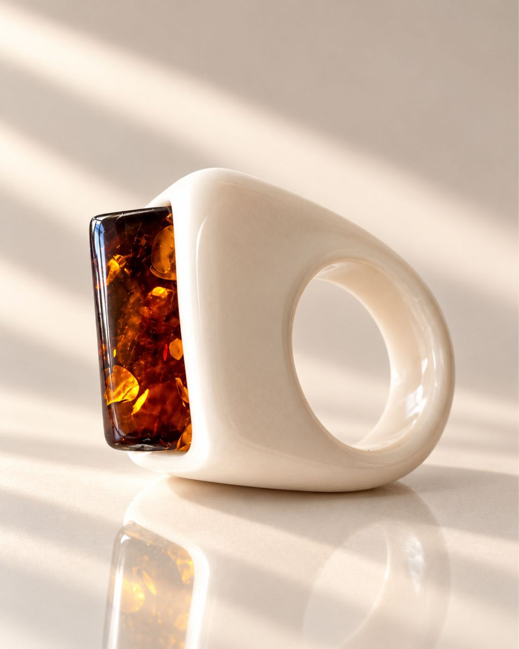 ILLUMINA – ANELLO IN PORCELLANA BIANCA CON AMBRA