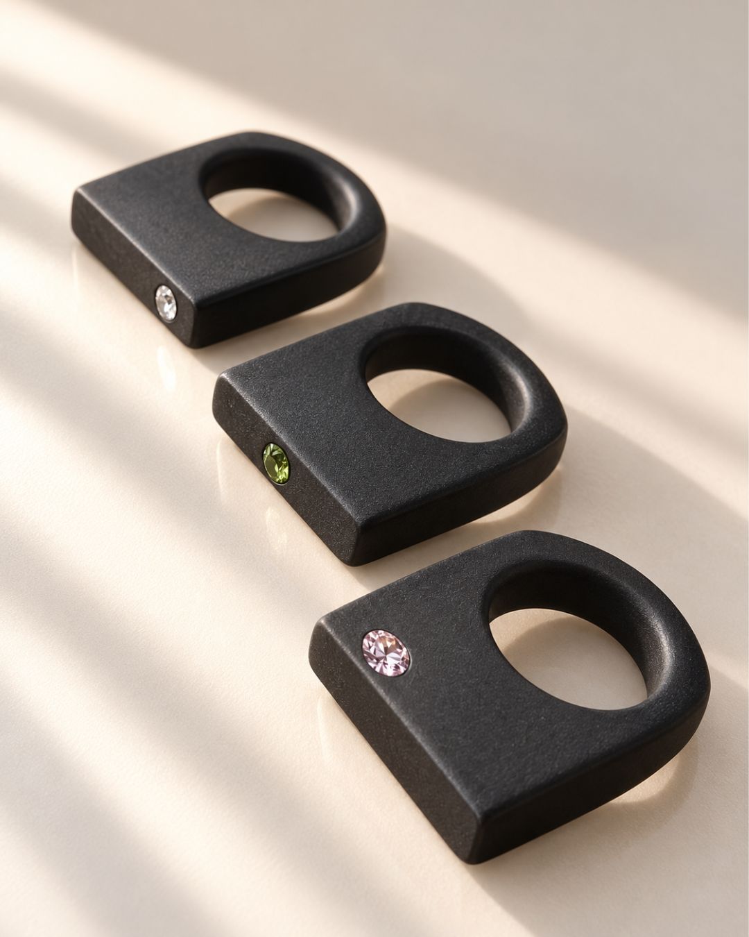 ILLUMINA – ANELLO IN PORCELLANA NERA SATINATA CON ZIRCONE